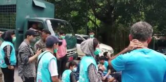 Buntuk Aksi Unjuk Rasa Dibubarkan, Massa Tahan Truk Satpol PP