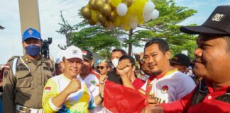 HUT RI ke-77, Gubernur Ansar Serahkan 2.000 Bendera Merah Putih di Karimun