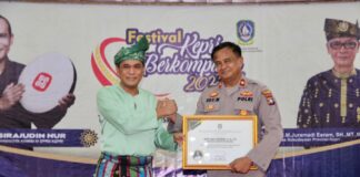 Sirajudin Nur Beri Penghargaan Kapolres Karimun AKBP Tony Pantono