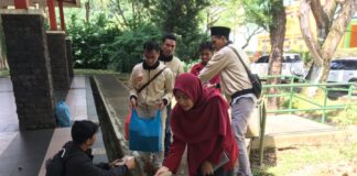 Pemuda Muhammadiyah Batam Berbagi Nasi Kotak Bagi Pencaker di Batamindo