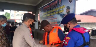 Polres Bintan Bagikan Life Jacket ke Nelayan