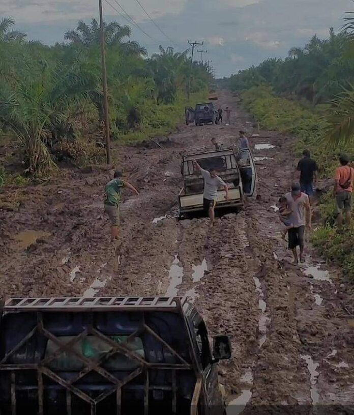 Jalan Tanjung Jabung Timur Rusak Parah.