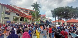 Sehari Jatah Dua Ember Air, Rudi Janjikan Penyelesaian Masalah Warga Batam demo, akibat pasokan air tak lancar.