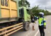 Polisi Tegur Pengemudi Truk Tanpa Terpal Truk pembawa tanah tanpa terpal di Batam.