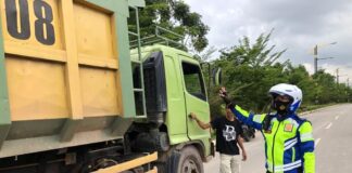 Polisi Tegur Pengemudi Truk Tanpa Terpal Truk pembawa tanah tanpa terpal di Batam.
