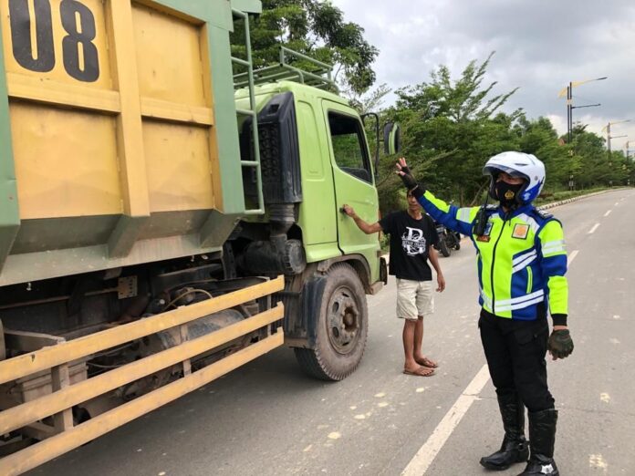 Truk pembawa tanah tanpa terpal di Batam.