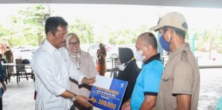 Salurkan BLT di Kecamatan Batuampar, Ini Pesan Wali Kota Rudi