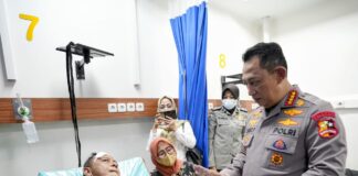 Jenguk Korban Bom Bunuh Diri Polsek Astana Anyar, Kapolri : Tetap Semangat Lindungi Masyarakat