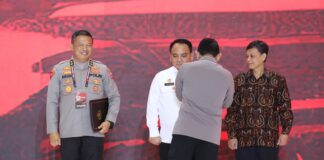Sekjen Kemenkumham Terima Penghargaan Pin Emas dari Kapolri