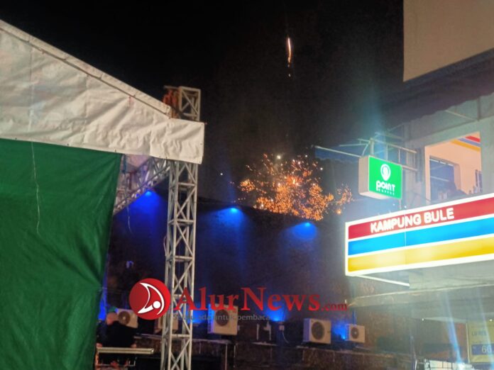 Detik detik pergantian tahun baru 2023 di Kampung Bule Batam. (Ft. AlurNews.com/Rian)