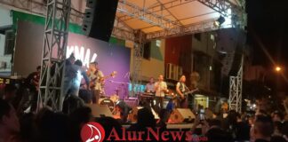 Ratusan Warga Penuhi Kampung Bule Jelang Akhir Tahun 2022 Penampilan home band lokal di Kampung Bule Batam. (AlurNews.com/Rian)
