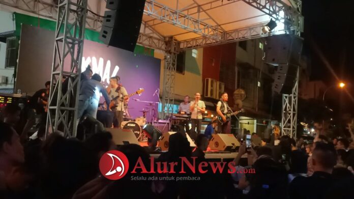 Penampilan home band lokal di Kampung Bule Batam. (AlurNews.com/Rian)