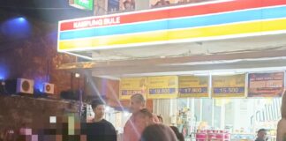 Anak-Anak Ngelem Resahkan Malam Pergantian Tahun Baru 2023, Para Tamu Asing Resah Sejumlah anak-anak dibawah umur ngelem saat pergantian tahun baru 2023 dan mengganggu sejumlah para tamu Asing dengan meminta-minta sejumlah uang. (Ft. AlurNews.com/Rian)