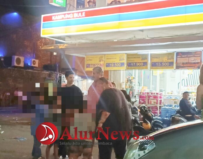 Sejumlah anak-anak ngelem berkeliaran di Kampung Bule dan ganggu para tamu warga Negara Asing dengan meminta-minta sejumlah uang. (Ft. AlurNews.com/Rian) Sejumlah anak-anak dibawah umur ngelem saat pergantian tahun baru 2023 dan mengganggu sejumlah para tamu Asing dengan meminta-minta sejumlah uang. (Ft. AlurNews.com/Rian)