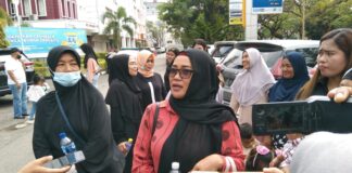 Geruduk Kantor SPAM Batam, Emak-Emak Teriak Air, Air, Air!