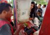 Berlaku Hari Ini, Beli Solar di Batam Wajib Pakai Fuel Card 3.0 Warga Batam pengguna BBM solar tengah melakukan transaksi pembelian BBM menggunakan Fuel Card 3.0.(Nando/AlurNews.com).