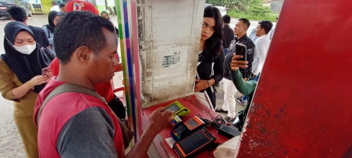 Warga Batam pengguna BBM solar tengah melakukan transaksi pembelian BBM menggunakan Fuel Card 3.0.(Nando/AlurNews.com).