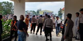 Ratusan Warga Demo Minta Bupati dan Gubernur Bebaskan Pendulang Timah di Lingga