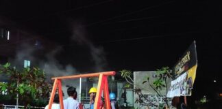 Rumah Makan Ayam Geprek di Tanjungpinang Terbakar, 5 Damkar Dikerahkan rumah makan ayam geprek terbakar