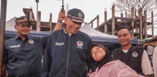 Ketua Umum Garpu Bagikan Ratusan Paket Nasi Bungkus di Kota Batam