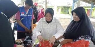 Kunjungi Korban Longsor Natuna, Menteri Risma Ikut Masak di Dapur Umum