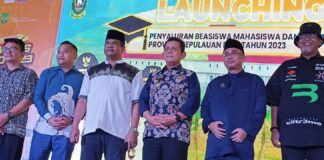 Gubernur Ansar Ajak Masyarakat Ingatkan BP Batam Soal Lahan Bagi Pendidikan Gubernur Kepri, Ansar Ahmad Dalam Peluncuran Penyaluran Beasiswa Tahun 2023.(Nando/AlurNews.com).