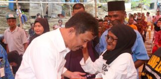 Jemput Aspirasi di Pulau, Walikota Rudi: Daerah Hinterland Juga Prioritas Muhammad Rudi Walikota Batam Disambut Antusias Masyarakat 𝗛𝗶𝗻𝘁𝗲𝗿𝗹𝗮𝗻𝗱.(Ft: Istimewa)