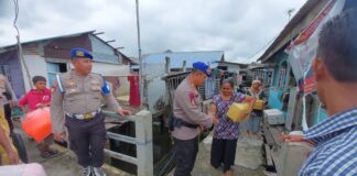 Ditpolairud Polda Kepri Terjang Gelombang dan Badai Salurkan Paket Bansos