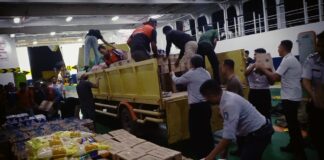 Berlayar 7 Jam, Tim Pemprov Kepri Salurkan Bantuan ke Korban Longsor Natuna