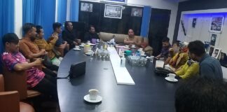 Insentif PPPK Berau Dipotong hingga 70 Persen Para pegawai PPK saat bertemu dengan Ketua DRPD Berau Madri Pani di rumahnya.