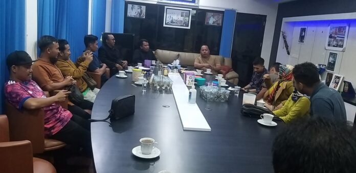 Para pegawai PPK saat bertemu dengan Ketua DRPD Berau Madri Pani di rumahnya.