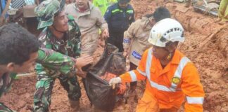 Personel Lanud RSA Bantu Evakuasi Korban Longsor di Serasan personel lanud rsa