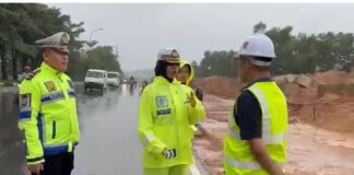 Meski Hujan, Satlantas Polresta Barelang Awasi Proyek Pelebaran Jalan satlantas polresta barelang