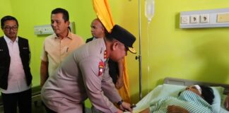Kapolda Kepri Jenguk dan Semangati Korban Longsor di Serasan kapolda kepri jenguk korban