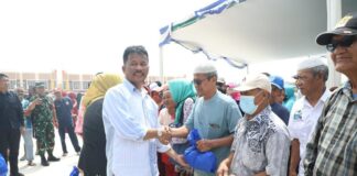 Kepala BP Batam Salurkan 7.700 Paket Sembako di Nongsa Kepala BP Batam, Muhammad Rudi membagikan sembako ke masyarakat Nongsa.