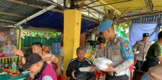 Polsek Balai Karimun Gelar Jumat Berkah, Bagikan Nasi Bungkus untuk Warga jumat berkah polsek balai