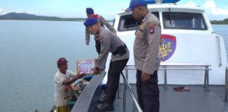 Satpolairud Polresta Barelang Berbagi Sembako di Pelabuhan Satpolairud Polresta Barelang