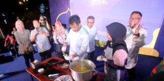 Rudi Masak Putu Piring di Pembukaan Batam Wonderfood and Art Ramadan Batam Wonderfood and Art Ramadan