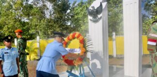 HUT ke-77 TNI AU, Danlanud RSA Pimpin Ziarah di TMP Ranai