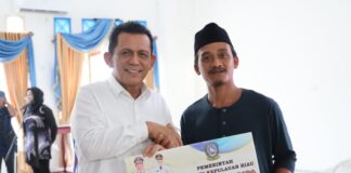Gubernur Ansar Serahkan Bantuan Insentif RT dan RW di Kabupaten Lingga