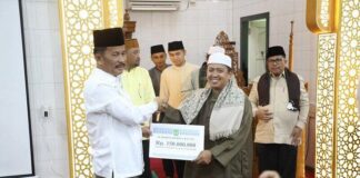 Rudi Serahkan Rp250 Juta untuk Bantu Masjid di Bengkong, Ini Pesannya masjid di bengkong