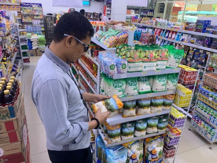 Polisi mengecek makanan kadaluarsa.