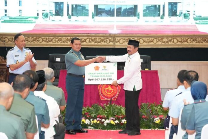 Panglima TNI Laksamana TNI Yudo Margono menyerahkan zakat prajurit TNI kepada Baznas, Rabu (5/4/2023).