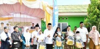 Ansar Serahkan Perlengkapan Sekolah untuk Anak Yatim se-Batam