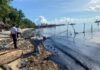 Bakamla Ikut Atasi Tumpahan Limbah Minyak di Pantai Melayu limbah minyak pantai melayu