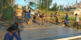 Satgas TMMD Terkesan dengan Semangat Warga Kavling Seraya warga kavling seraya