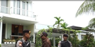 Petugas KPK Geledah Rumah Mantan Kepala Bea Cukai Makassar di Batam