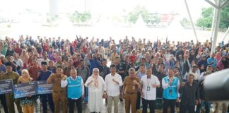 PLN Batam Serahkan Bantuan Paket Sembako untuk Nelayan Tradisional bantuan paket sembako nelayan