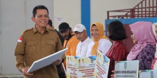 Gubernur Ansar Serahkan Bantuan ke Perangkat RT dan RW di Batam Rp5,04 Miliar