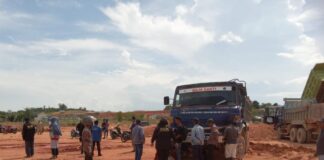 Warga Kampung Terih Minta Kepolisian Hentikan Aktivitas Reklamasi PT RSC Truk pengangkut tanah yang dihentikan warga dan nelayan di Kampung Terih, Nongsa. (Foto: AlurNews)